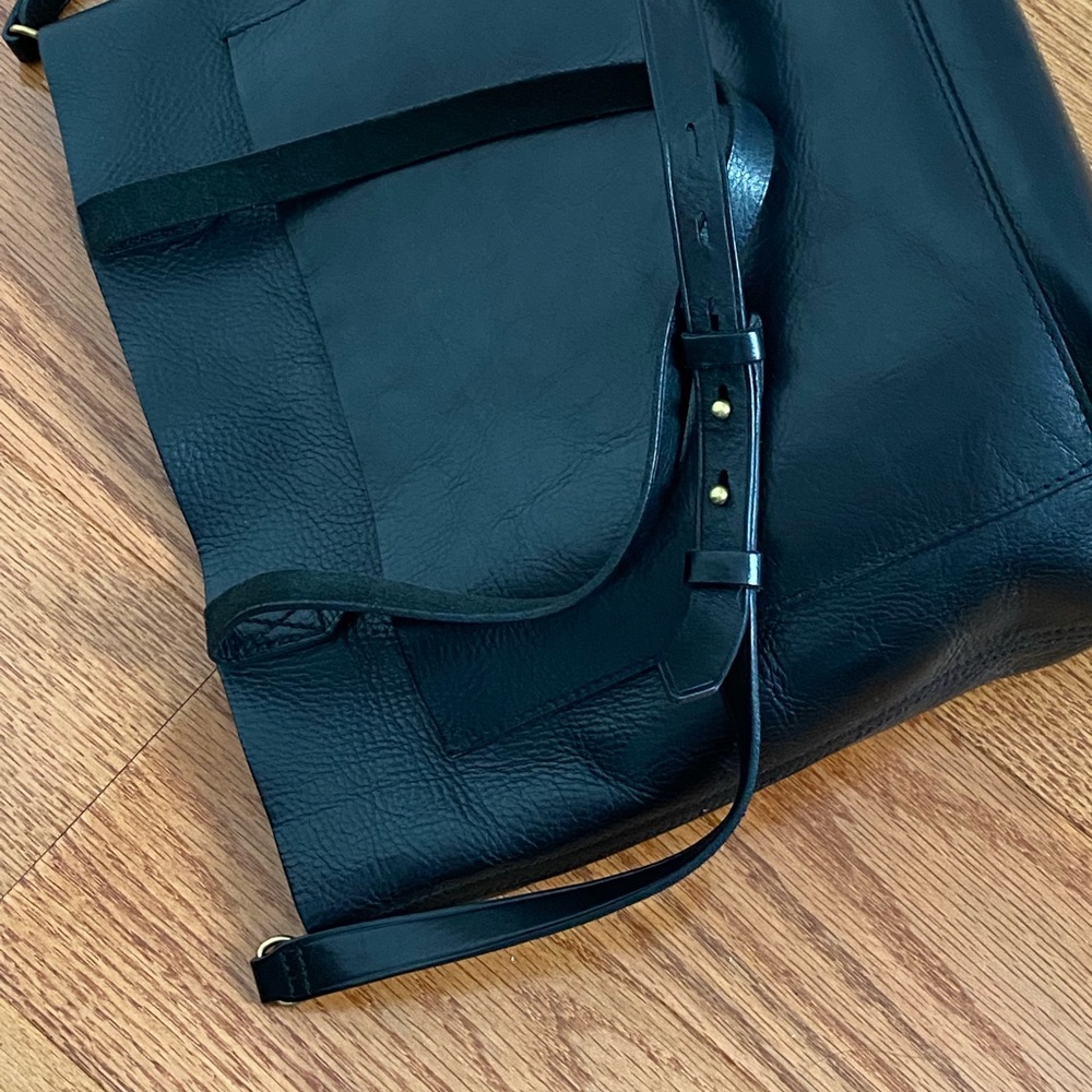 Madewell Medium Transport Tote Crossbody in Black - Picture 5 of 9